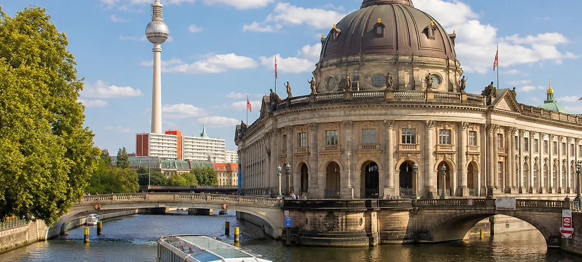 Berliner Museumsinsel und Fernsehturm in Berlin-Mitte