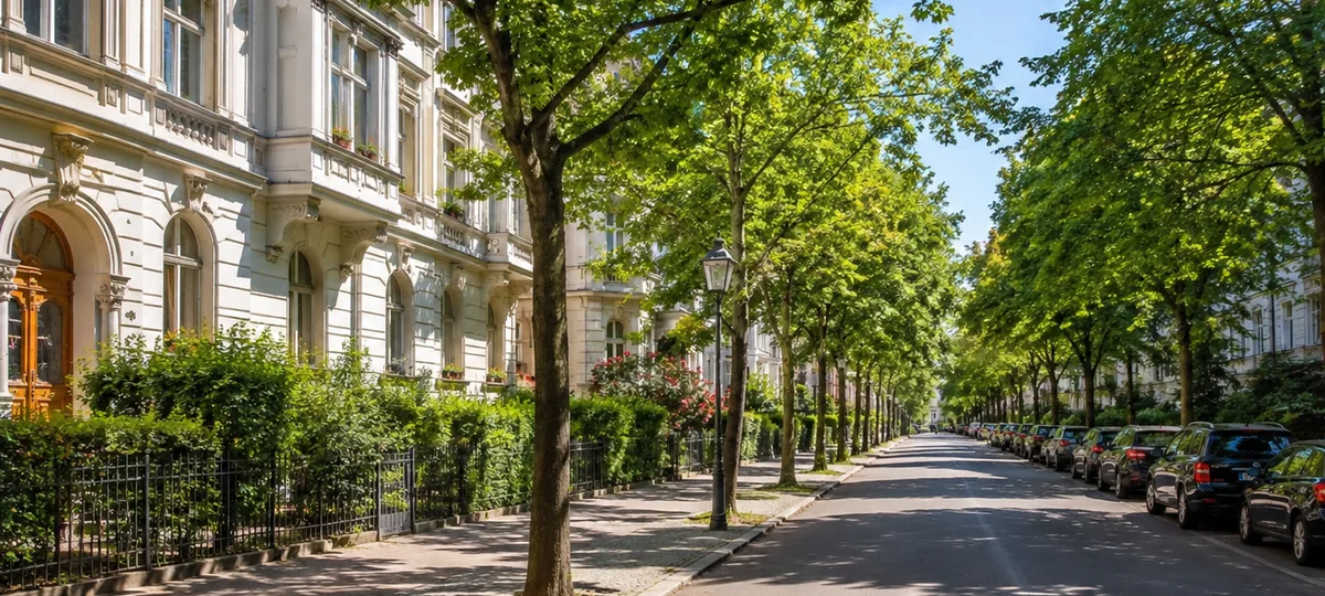 Baumgesäumte Wohnstraße in Berlin-Pankow