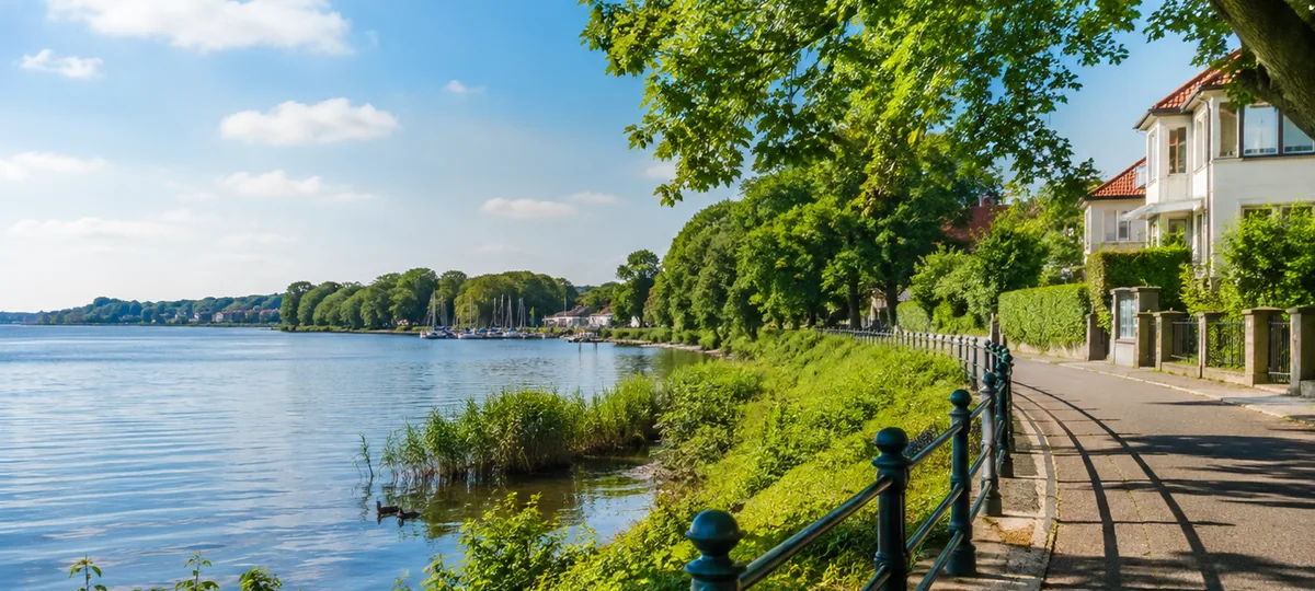 Grüne Uferpromenade in Berlin-Reinickendorf